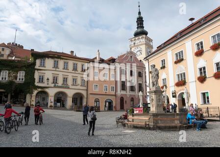 Repubblica Ceca Moravia del sud, Mikulov, piazza principale, Fontana e Pomona statua con il corno di abbondanza Foto Stock