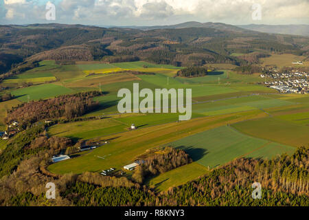 Vista aerea, vista aerea, Grasbahn, speciale landing strip, Airfield Attendorn-Finnentrop, Ennest, Finnentrop, Sauerland, Renania settentrionale-Vestfalia, Germa Foto Stock