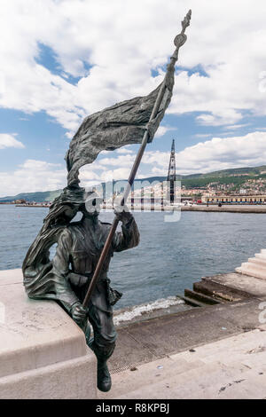 La statua del Bersagliere in Piazza Unità d'Italia a Trieste nel Friuli Venezia Giulia, Italia Foto Stock