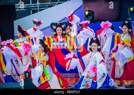 I ballerini folk coreani si esibiscono al festival Maskdance di Andong, Corea del Sud Foto Stock