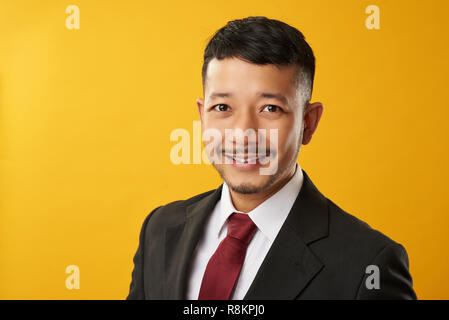 Felice ragazzo asiatico headshot nel colore di sfondo. Collo Blu tema del lavoratore Foto Stock