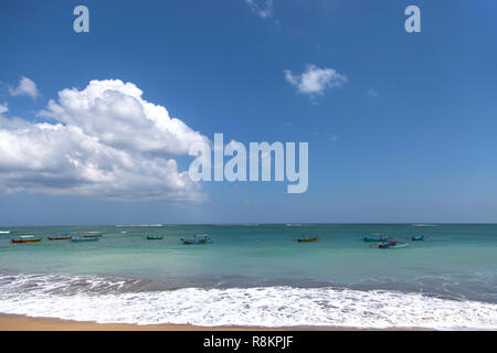 L Indonesia è anche una vista della famosa spiaggia di Kuta Beach a Bali. Foto Stock