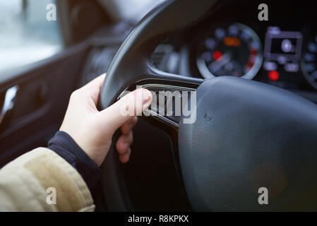 La modifica del volume in auto ruota vicino pu. Vivavoce per auto concept Foto Stock