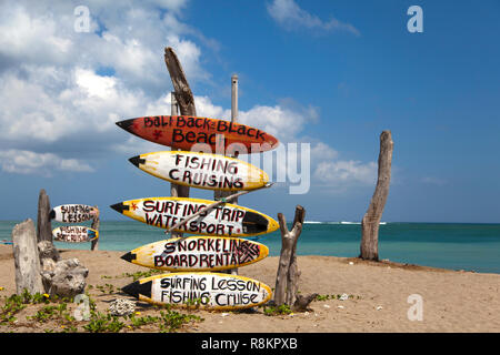 L Indonesia è anche una vista della famosa spiaggia di Kuta Beach a Bali. Foto Stock