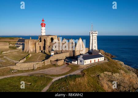 Francia, Finisterre, Plougonvelin, avviare su El Camino de Santiago, Pointe de Saint Mathieu e Mare Iroise, Saint Mathieu faro, Saint Mathieu de Fine Terre Abbey e Semaphore (vista aerea) Foto Stock