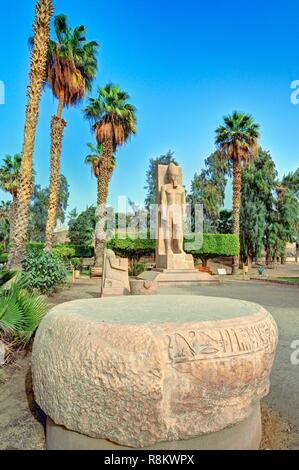 Egitto, Basso Egitto, Memphis elencati come patrimonio mondiale dall' UNESCO, il basamento di una colonna della sala del trono di Meneptah e Statua di Ramesse II Foto Stock