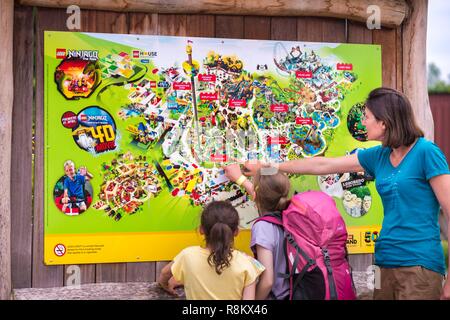 Danimarca, nello Jutland, Billund, una famiglia di guardare la mappa di Legoland® Billund, il primo parco Legoland creato nel 1968, vicino alla sede della società LEGO® (il termine Lego è derivata dalla gamba danese godt che significa che suona bene ), si compone delle seguenti aree: Miniland, Legoredo Town, zona di fantasia, Cavalieri' unito, DUPLO Land, pirata Land, Lego City, Dino Island, città del divertimento, avventura Land, Lego X-Treme, traffico, Regno dei faraoni, la terra dei vichinghi, Foto Stock