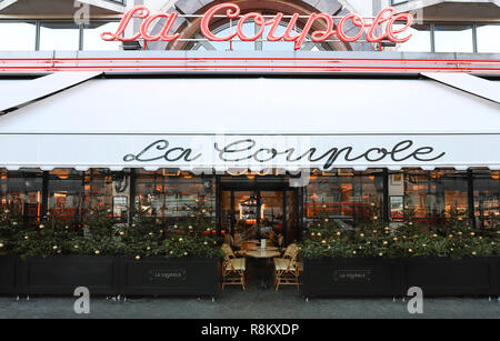 Il famoso cafe La Coupole decorato per il Natale , Parigi, Francia. Foto Stock