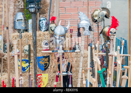 Spade e caschi in legno per bambini, annuale festa medievale nella città di Vic, 2018, Vic, Catalogna, Spagna Foto Stock