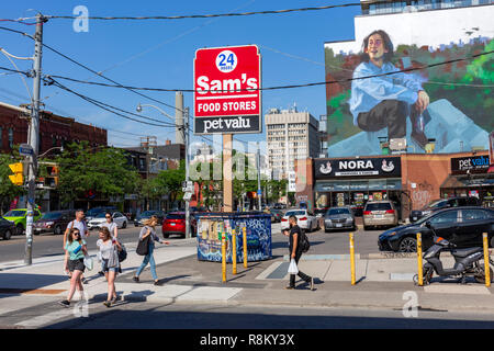 Canada, Provincia di Ontario, città di Toronto, Kensington Quartiere del Mercato, incrocio tra Augusta Avenue e College Street Foto Stock