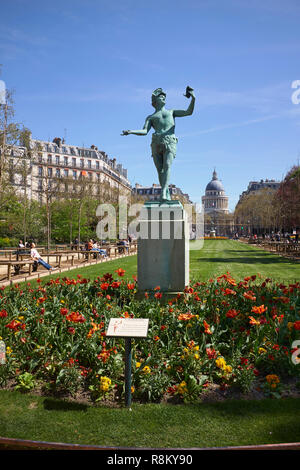 Francia, Parigi, dal giardino del Lussemburgo, l'attore greco, statua realizzata da Charles Arthur Bourgeois nel 1868 e Pantheon cupola in background Foto Stock