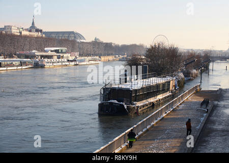 Francia, Parigi, zona elencata come patrimonio mondiale dall' UNESCO, Seine alluvione in gennaio 2018, coperta di neve allagato Expressway Riva Sinistra Foto Stock