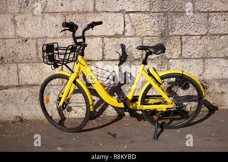 Francia, Parigi, Ofo Bike in self service Foto Stock