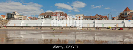 Francia, Pas de Calais, Côte d'Opale, Merlimont, la spiaggia e gli edifici sul lungomare Foto Stock