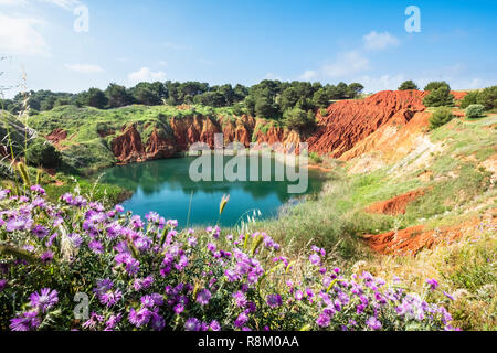 L'Italia, Puglia, regione salentina, frazioni di Otranto, ex cava di bauxite con un lago verde smeraldo Foto Stock