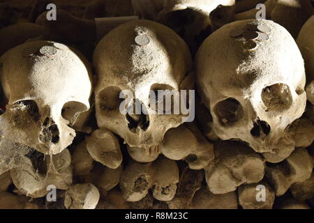 Fontanelle cimitero teschi di Napoli Foto Stock