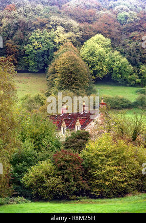 Un autunno vista di una casa rurale immersa nella campagna di Cotswold. Foto Stock