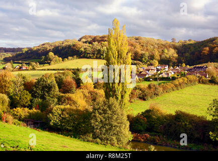 Una soleggiata vista del carattere distintivo Cotswold campagna durante la stagione autunnale. Foto Stock