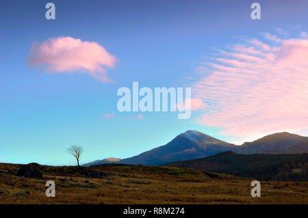 Un inverno di sera vista del cielo e delle montagne del Parco Nazionale di Snowdonia, Galles. Foto Stock