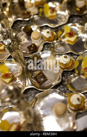 Francia, Parigi, Maison Rostang ristorante da Michel Rostang, dressage per dolci Foto Stock