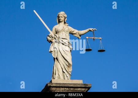 Statua di Lady giustizia presso il Castello di Dublino a Dublino, Irlanda Foto Stock