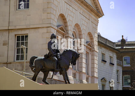 La statua di Earl Roberts (1832-1914) sulla sfilata delle Guardie a Cavallo a Pall Mall a Londra in Inghilterra Foto Stock