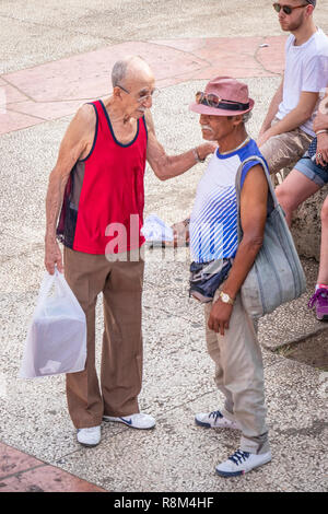 Due uomini anziani in discussione in una piazza di Havana Cuba Foto Stock