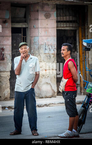 Due uomini venditori ambulanti in Havana Cuba Foto Stock