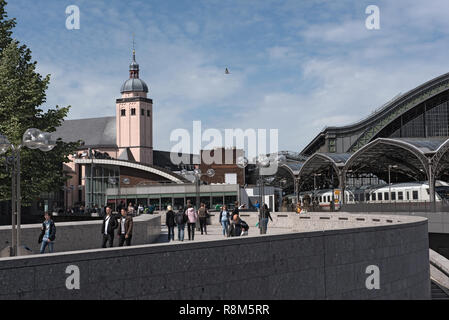 I turisti e i locali a piedi di fronte alla stazione ferroviaria principale di Colonia, Germania Foto Stock