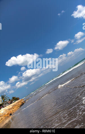 L Indonesia è anche una vista della famosa spiaggia di Kuta Beach a Bali. Foto Stock
