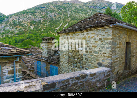 Una tradizionale casa di pietra in villaggio Tsepelovo in Zagorochoria di Epiro in Grecia Foto Stock