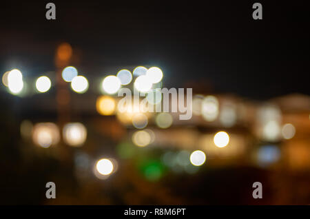 Di notte le luci della città in defocalizzazione. Foto sfocata del paesaggio urbano con bokeh di fondo. Abstract background. Foto Stock