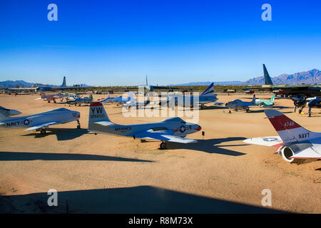 Vista di alcuni degli aeromobili in mostra al Pima Air & Space Museum di Tucson, AZ Foto Stock