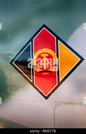 East German Air Force logo sul lato di un Mi-24 elicottero gunship sul display al Pima Air & Space Museum di Tucson, AZ Foto Stock