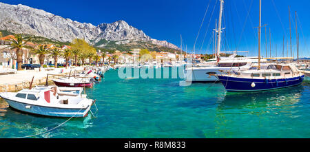 Lungomare idilliaco di Baska Voda vista panoramica, città della riviera di Makarska della Dalmazia, Croazia Foto Stock