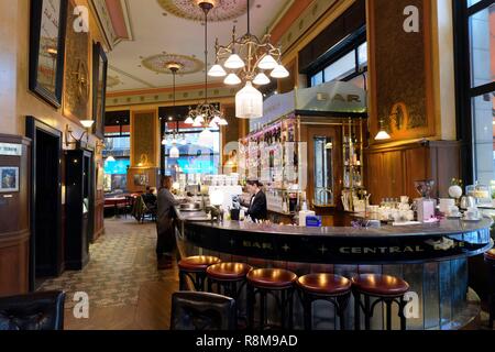 Ungheria, Budapest, elencati come patrimonio mondiale dall' UNESCO, quartiere Pest, Varasmarty ter, Central Kavehaz (CAFE) Foto Stock