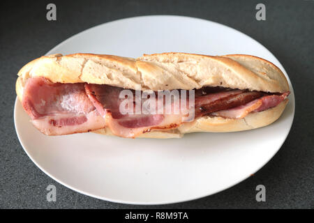 La colazione pancetta fritta baguette Foto Stock