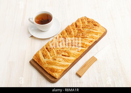 In casa pasta intrecciata dalla torta di ricotta, mele e uva bianca sul tavolo di legno. Foto Stock