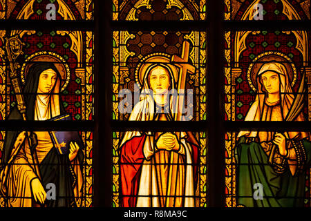 Dettagli di una vetrata di Notre Dame du Sablon Chiesa a Bruxelles Belgio Foto Stock