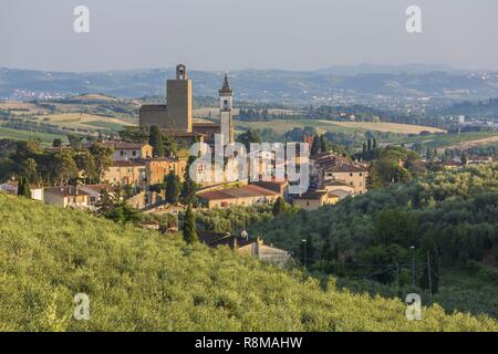 L'Italia, Toscana, Valdarno Inferiore, Vinci, il villaggio natale di Leonardo da Vinci, vedute del castello dei Conti Guidi e la chiesa di Santa Croce Foto Stock