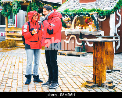 Riga, Lettonia - 28 dicembre 2016: giovane bevendo un vin brulé sul mercato di Natale a Riga in Lettonia in inverno. Foto Stock