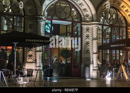 Lisbona, Portogallo - Circa nel dicembre 2018: Starbucks Coffee la facciata esterna di notte Foto Stock