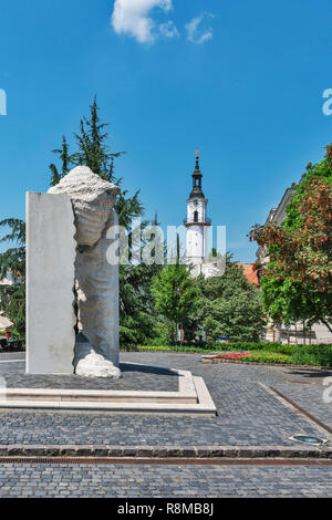 Sulla piazza Ovaros è il Monumento Millenario, in background è la torre del fuoco, Veszprem, oltre Danubio Centrale, Ungheria, Europa Foto Stock