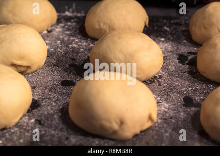 Pasta di pane fresco sfere pronti per la cottura Foto Stock