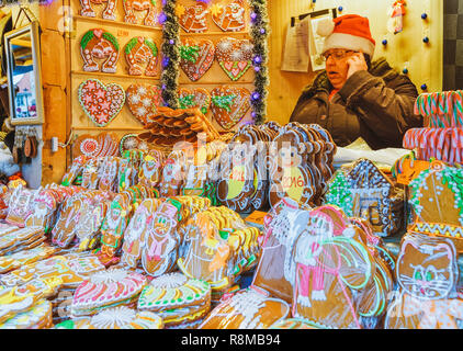 Riga, Lettonia - 25 dicembre 2015: Gingerbreed cibo dolce la stalla e il mercatino di Natale a Riga in Lettonia in inverno. Foto Stock