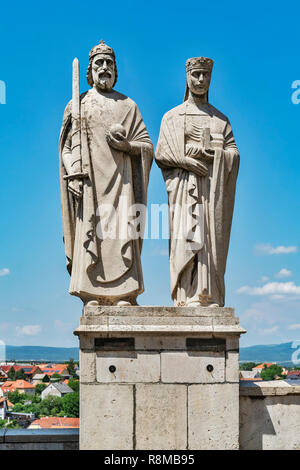 Alla fine della strada del castello (Var utca) sono le statue di santo Stefano e di sua moglie Gisella di Baviera, Veszprem, oltre Danubio Centrale, Ungheria, Europa Foto Stock