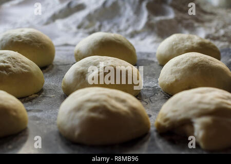 Pasta di pane sfere pronto per la cottura con farina sullo sfondo Foto Stock