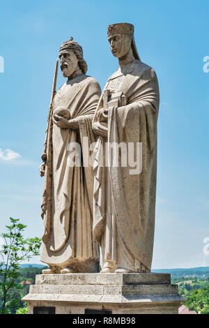 Alla fine della strada del castello (Var utca) sono le statue di santo Stefano e di sua moglie Gisella di Baviera, Veszprem, oltre Danubio Centrale, Ungheria, Europa Foto Stock