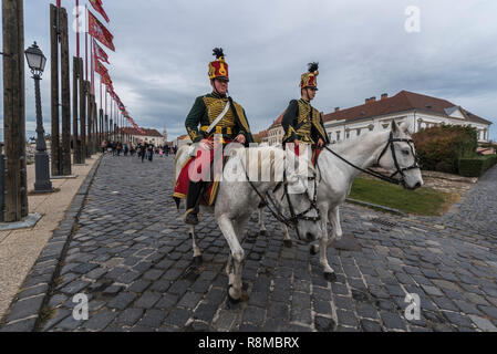 Ussari a cavallo equitazione nel Castello di Buda, Budapest, Ungheria Foto Stock