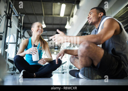 Si accoppia parlando a rottura Foto Stock